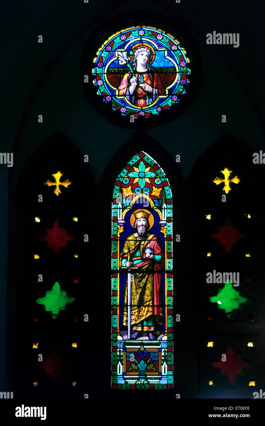 Vetro colorato nella chiesa del Sacro Cuore ; Pondicherry ; Tamil Nadu ; India Foto Stock