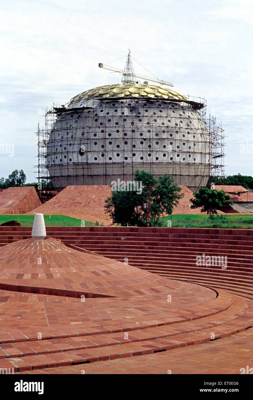 Anfiteatro e Matrimandir in costruzione, Auroville, Pondicherry, Puducherry, Tamil Nadu, Union Territory , UT, India, Asia Foto Stock