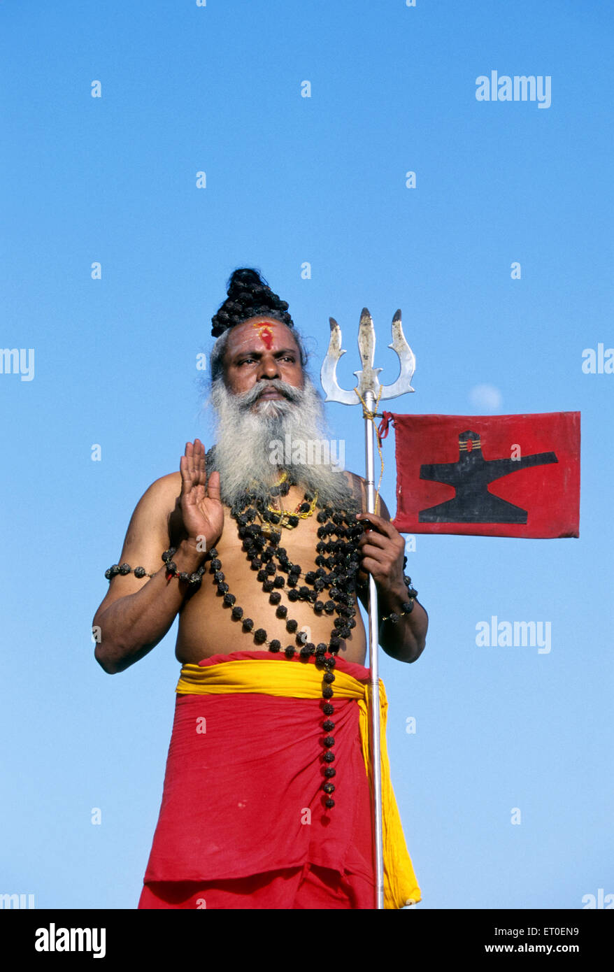 Sadhu nella benedizione postura holding trident ; Thanjavur ; Tanjore ; Tamil Nadu ; India Signor#777A Foto Stock