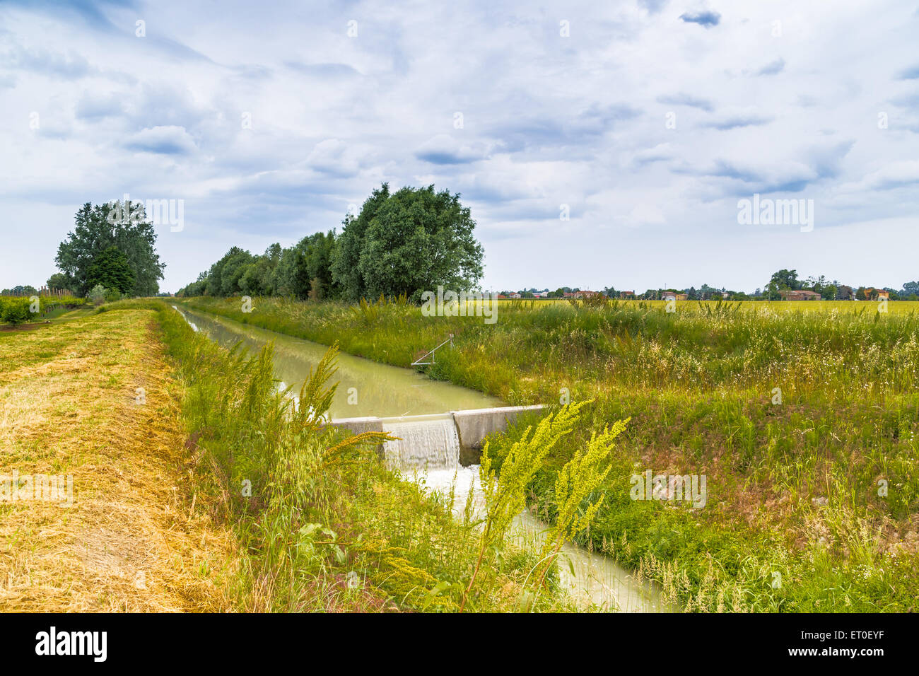 Canale di allevamento per la raccolta delle acque nella campagna italiana Foto Stock