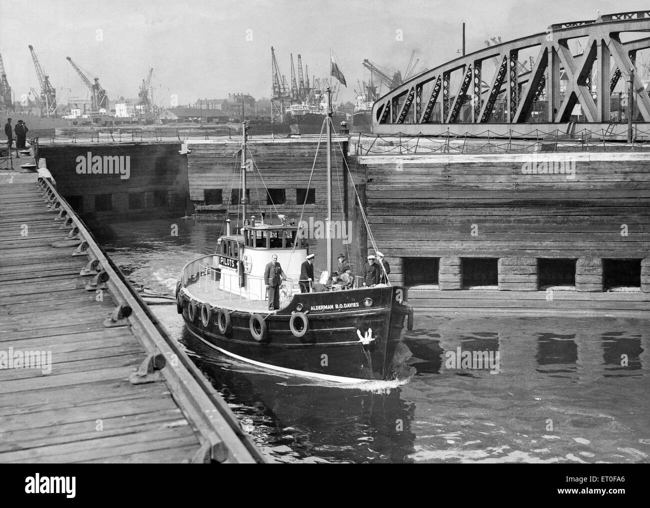 L'assessore B. O. DAVIES nella serratura dopo aver lasciato il Middlesbrough Dock preparatori per rendere il suo viaggio inaugurale verso il basso il fiume. Tutti coloro che hanno visto il suo sul passaggio in basso alla quinta boa e indietro il suo acclamato come "un bel po' di nave". North Yorkshire. Circa 19 Foto Stock