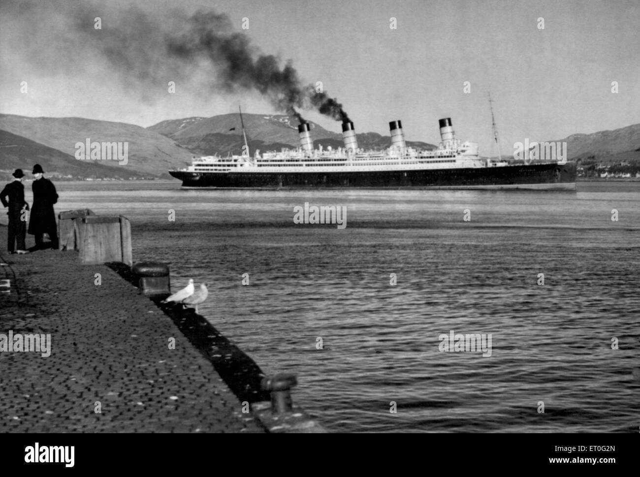 Il 45.000 ton liner Aquitania arriva a Gourock molo sul fiume Clyde, dove ha navigato da Southampton il suo ultimo viaggio, per essere spezzato dopo 36 anni di servizio. Il 22 febbraio 1950. Foto Stock