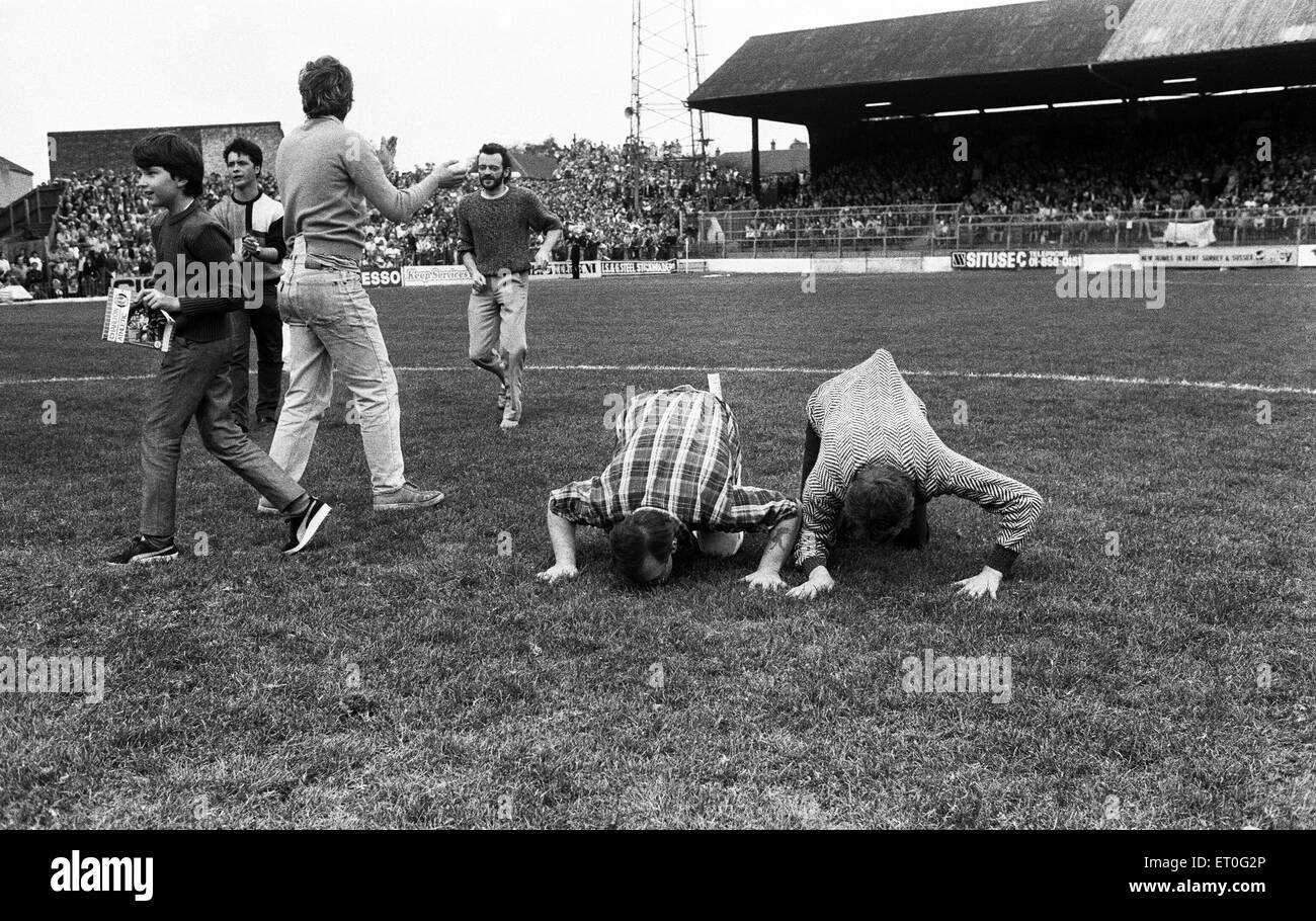 Charlton Athletic ultima partita a valle terreno prima del loro trasferimento a Selhurst Park. Charlton Athletic sconfitto Stoke City 2-0. Charlton ventole baciare la terra all'interno dello stadio che è stata la loro casa dal 1919. Il 21 settembre 1985. Foto Stock