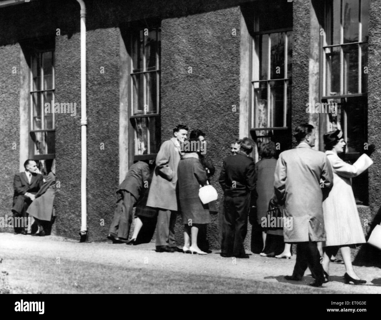 Epidemia di tifo. Aberdeen. La Scozia. 1964. Nel 1964 vi è stato un focolaio di febbre tifoide nella città di Aberdeen, Scozia. I primi due casi sono stati identificati il 20 maggio 1964; eventualmente oltre 400 casi sono stati diagnosticati e i pazienti sono stati messi in quarantena presso il City Hospital di Urquhart Road, ma senza vittime ha portato. Nella foto. I visitatori al di fuori di Aberdeen City Hospital, essi sono stati in grado di parlare con i parenti e i pazienti attraverso le finestre aperte. Nessun contatto fisico, nessun pericolo. Il 1 giugno 1964. Foto Stock