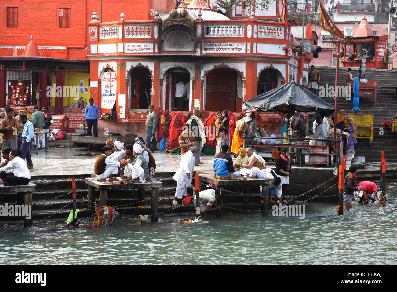 Persone di eseguire rituali sulle rive del fiume Ganga ; Haridwar ; Uttaranchal Uttarakhand ; India Foto Stock