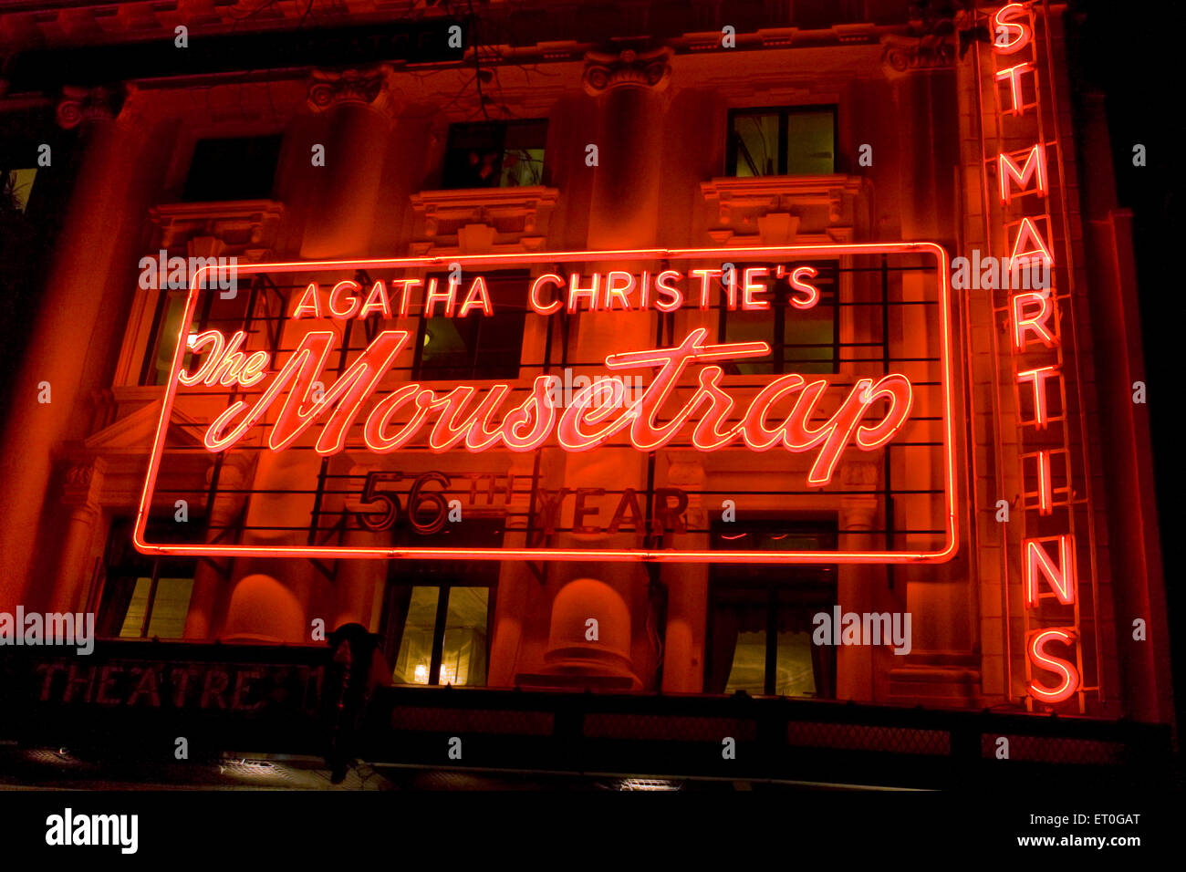 Agatha Christies The Mousetrap at St Martins ; cartello rosso illuminato al neon ; Londra ; Regno Unito ; Inghilterra ; 56° anno Foto Stock