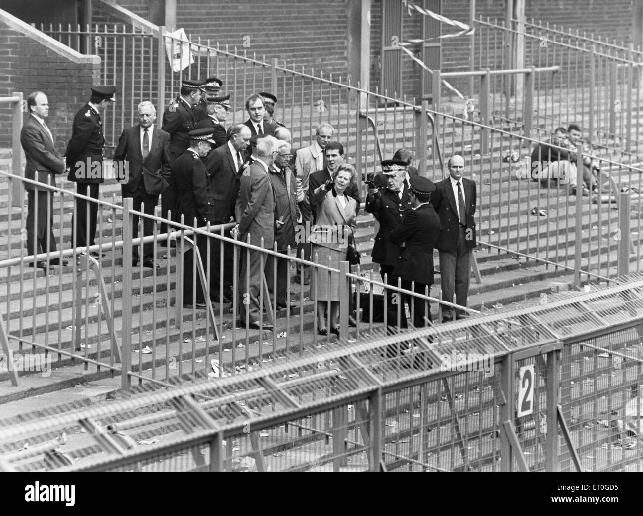 Il Primo Ministro Margaret Thatcher e Home Secretary Douglas Hurd accompagnata da forze di polizia e ufficiali sono mostrati nella zona a Hillsborough football ground dove 96 tifosi del Liverpool che hanno perso la vita in un crush al Leppings Lane end dello stadio durante una FA Cup semifinale partita contro il Nottingham Forest 18 Aprile 1989 Foto Stock