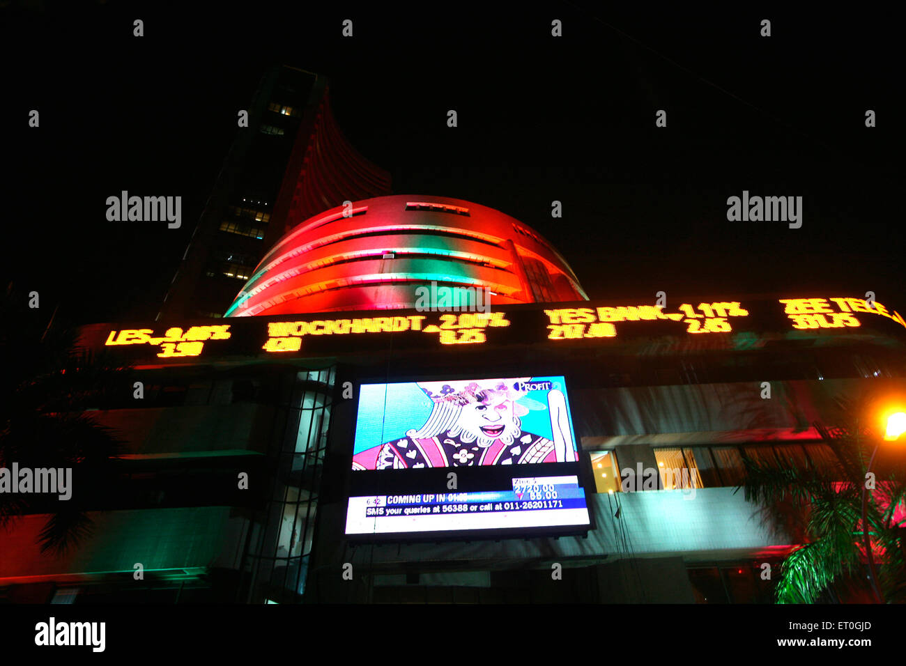 Bombay Stock Market decorato con luci durante Deepawali Diwali celebrazioni a Bombay ora Mumbai ; Maharashtra ; India Foto Stock