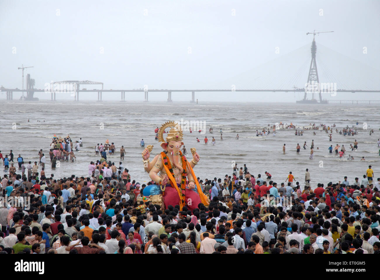 Le persone che assumono grande signore ganesha idolo per immersione a Chowpaty ; Dadar ; Mumbai Bombay ; Maharashtra ; India 2008 Foto Stock