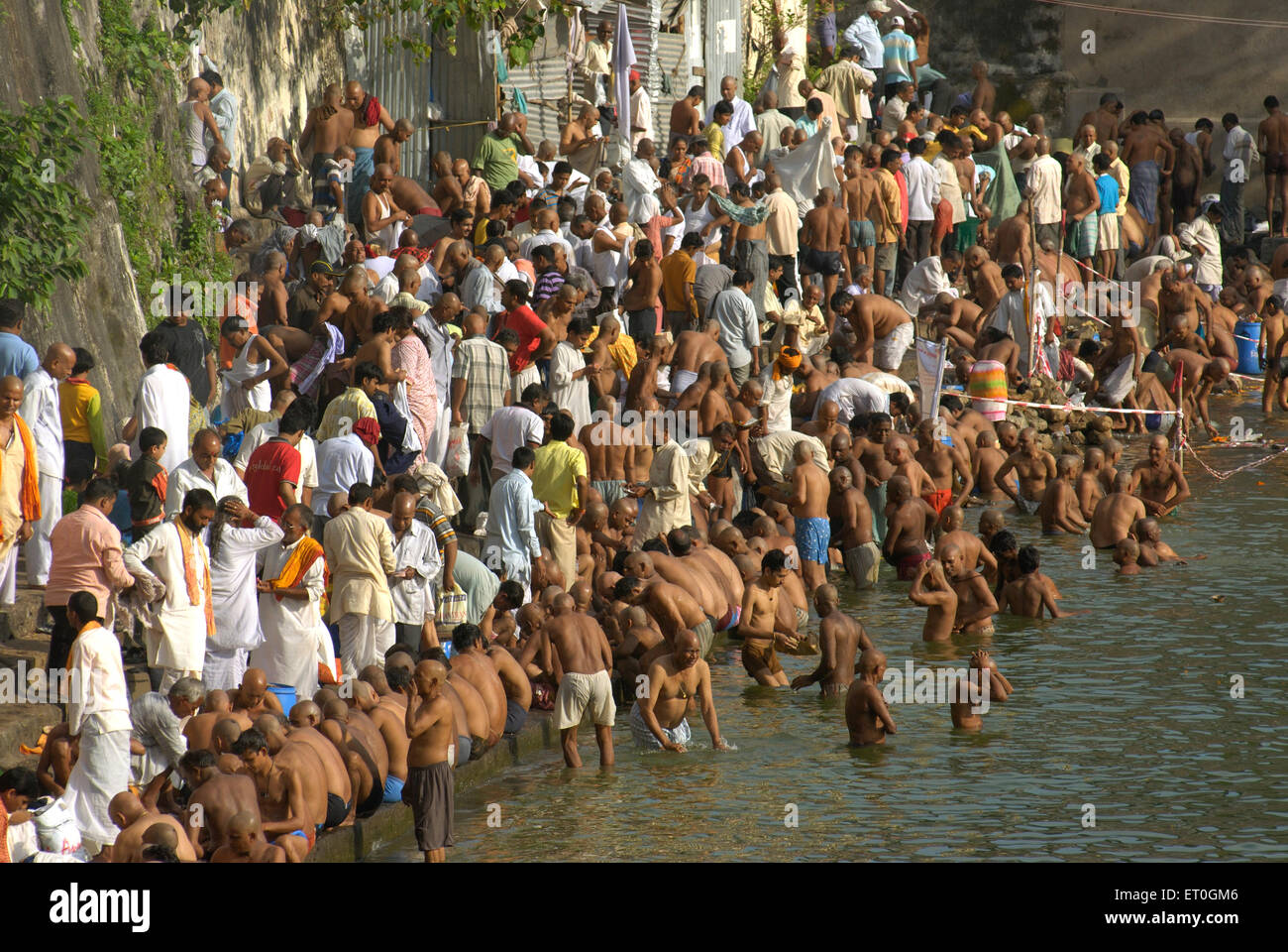 Le persone che la profonda santo tutti i padri notte o sarvapitri amavasya nel lago Banganga ; Walkeshwar ; Bombay Mumbai Foto Stock