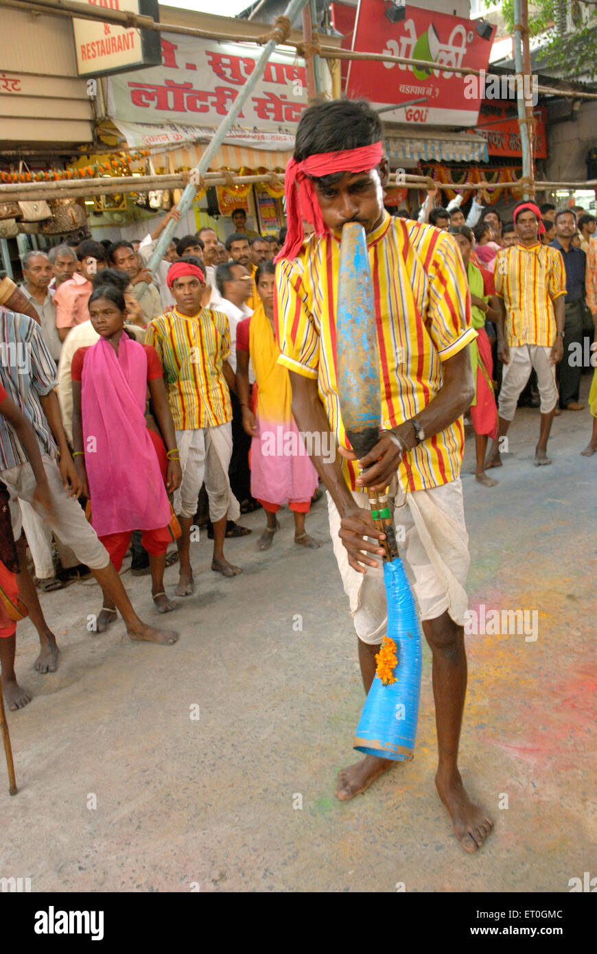 Uomo di soffiaggio strumento tribali e nove coppie ballando intorno a lui al festival Navaratri ; Dadar ; Bombay Mumbai Foto Stock