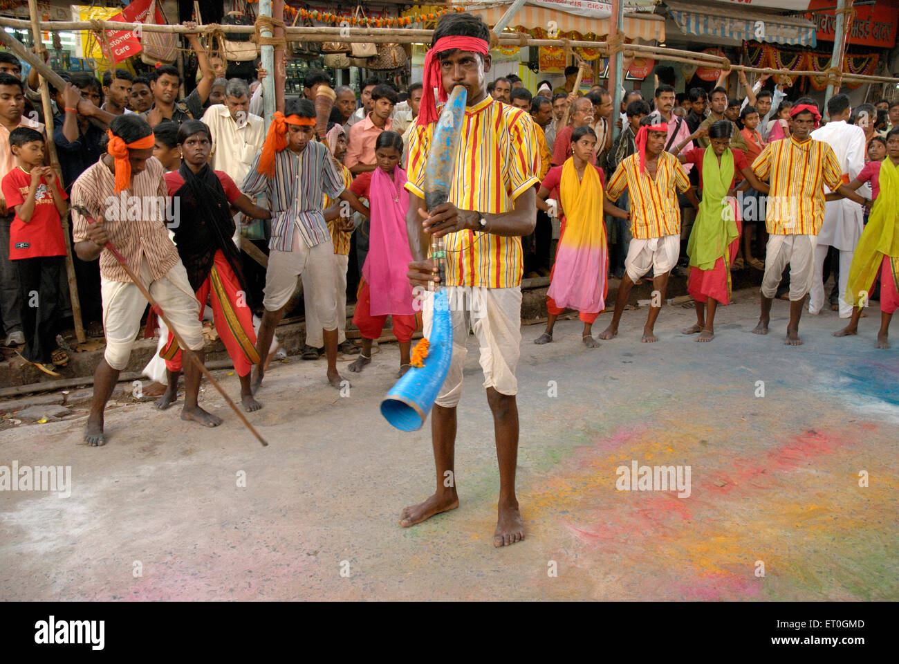 Uomo di soffiaggio strumento tribali e nove coppie ballando intorno a lui al festival Navaratri ; Dadar ; Bombay Mumbai Foto Stock