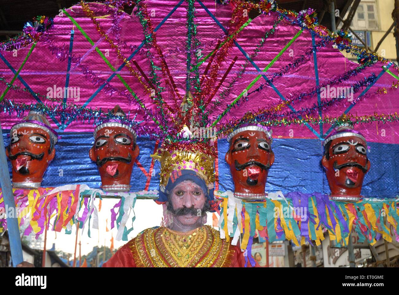 Uomo che indossa dieci faccia costume ravana dancing in festival Navaratri ; Dadar ; Mumbai Bombay ; Maharashtra ; India n. MR Foto Stock