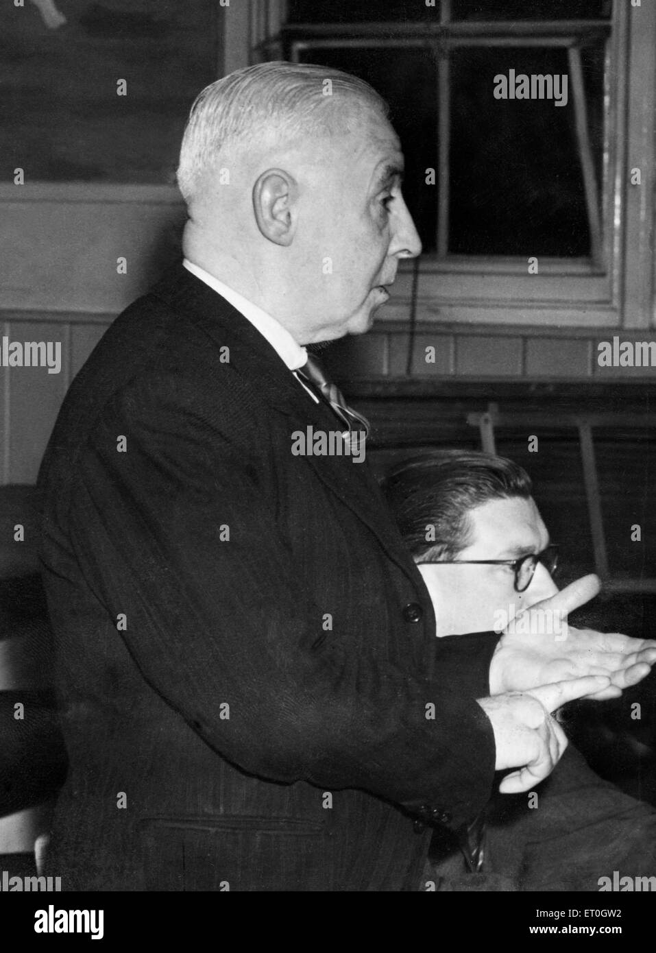 Villa coach Jimmy Hogan dà un talk sulla tattica a membri di Aston Park Rangers al Vicarage Road Scuola, Aston. Dicembre 1953. Foto Stock