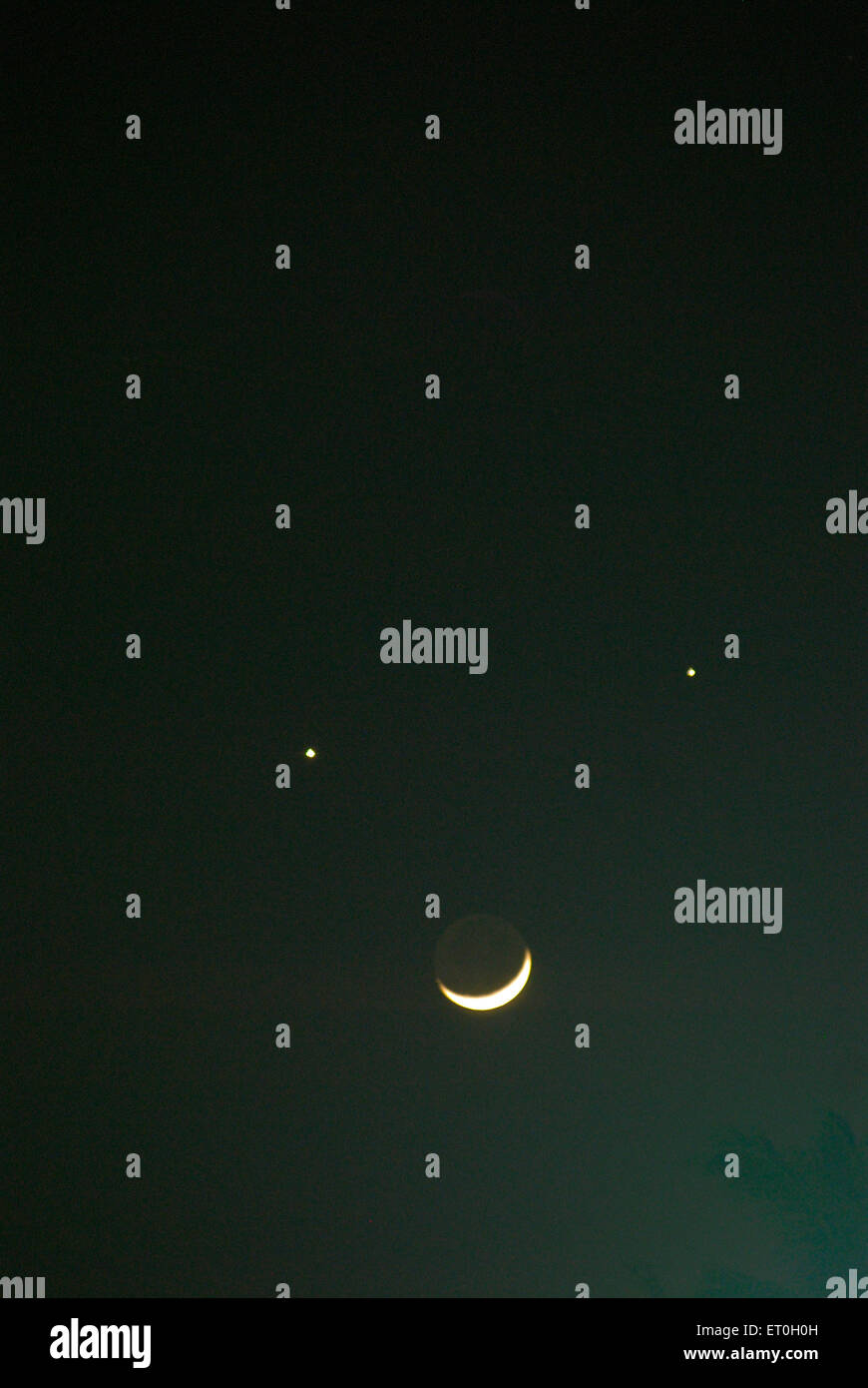 Faccia sorridente, pianeti e congiunzione lunare di giove e venere con luna crescente, Bombay, Mumbai, Maharashtra, India, Asia Foto Stock