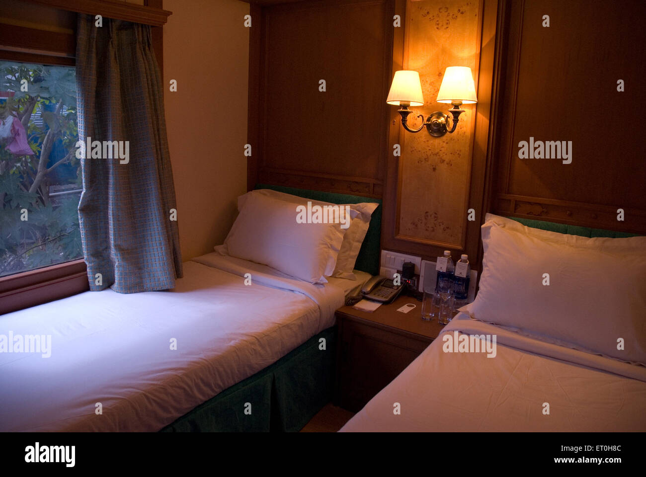 Interno della camera da letto nel lussuoso treno indiano Deccan Odyssey Bombay Mumbai Maharashtra India Foto Stock