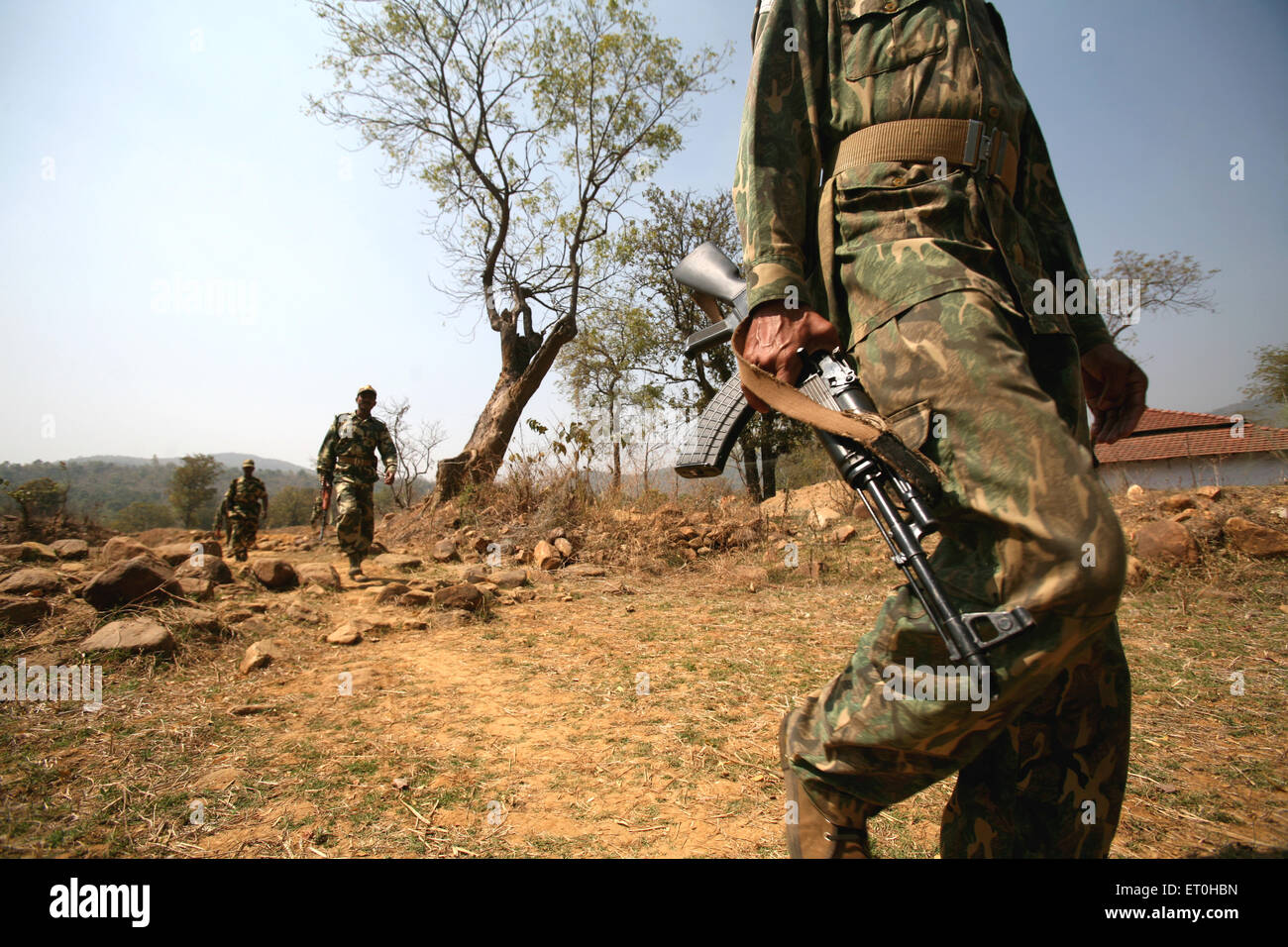 Polizia della riserva centrale militare CRPF soldato con caccia alle armi alla ricerca di nassaliti nella zona forestale di Naxal Ranchi Jharkhand India Asia Foto Stock