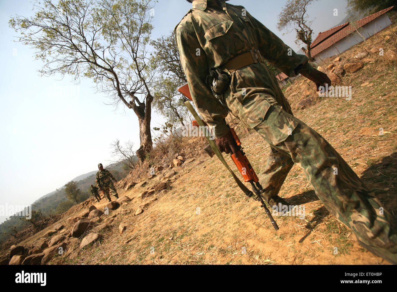 Polizia della riserva centrale militare CRPF soldato con caccia alle armi alla ricerca di nassaliti nella zona forestale di Naxal Ranchi Jharkhand India Asia Foto Stock