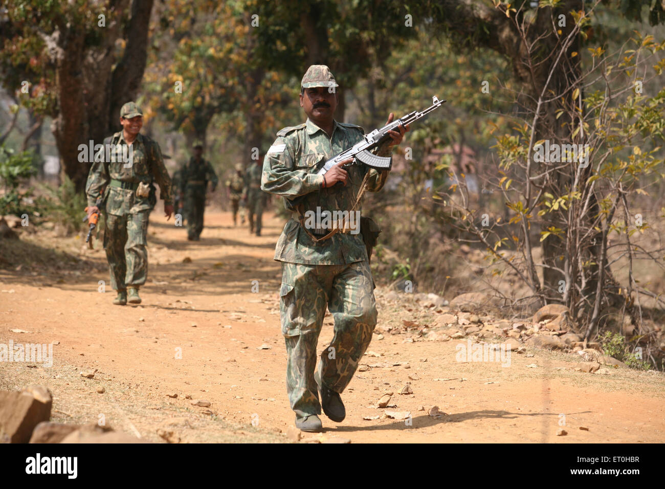 Forza di polizia della riserva centrale CRPF soldato con caccia di pistola per i nassaliti nella foresta di Jharkhand India Asia indiana Foto Stock