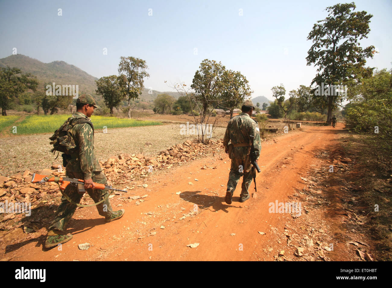 Polizia della riserva centrale militare CRPF soldato con caccia alle armi alla ricerca di nassaliti nella zona forestale di Naxal Ranchi Jharkhand India Asia Foto Stock