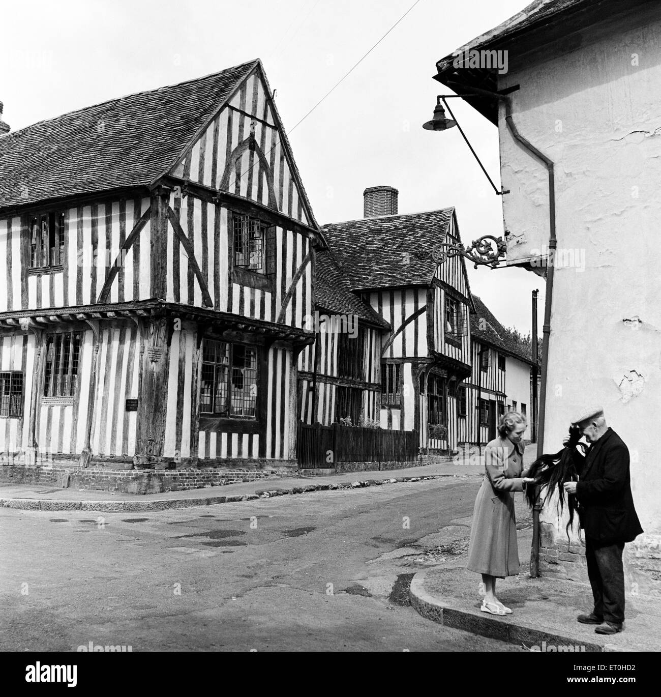 Lavenham Lana Hall di un grado che ho elencato sedicesimo secolo la struttura di legno costruendo su Lady Street a Lavenham, Suffolk. Un uomo è visto che mostra una donna alcuni peli di cavallo. 11 ottobre 1952. Foto Stock