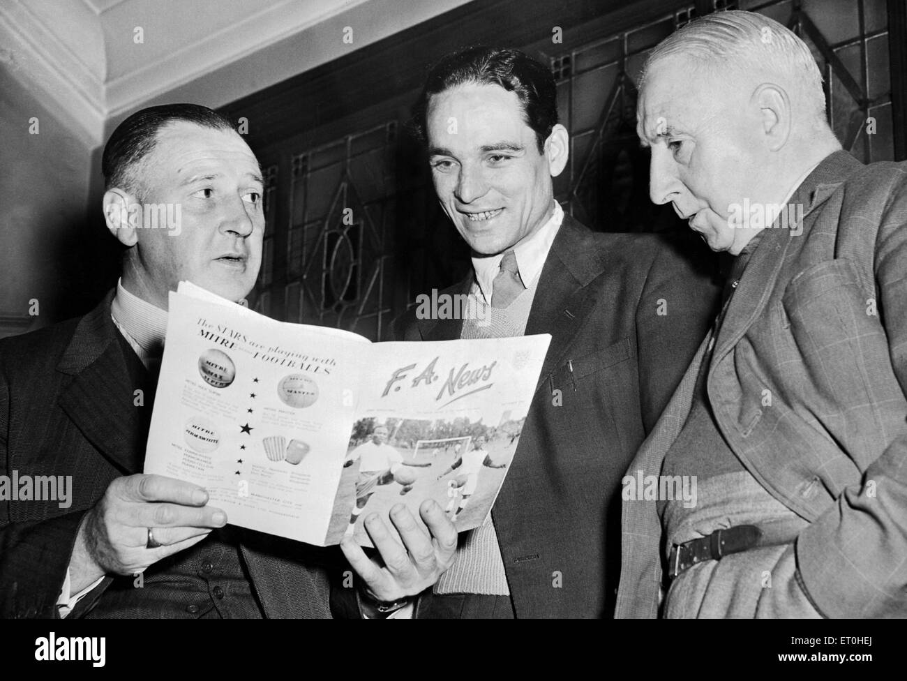 Più conoscenza di calcio per Sheik Baqir Hasan al Villa Park affiancato da manager Eric Houghton (sinistra) e coach Jimmy Hogan. Ottobre 1956. Foto Stock