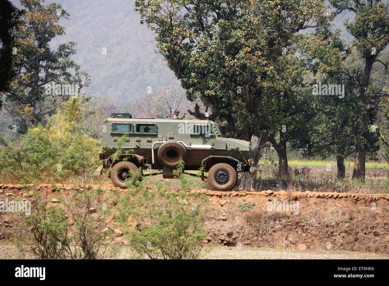 Polizia della riserva centrale militare CRPF soldato con caccia alle armi alla ricerca di nassaliti nella zona forestale di Naxal Ranchi Jharkhand India Asia Foto Stock