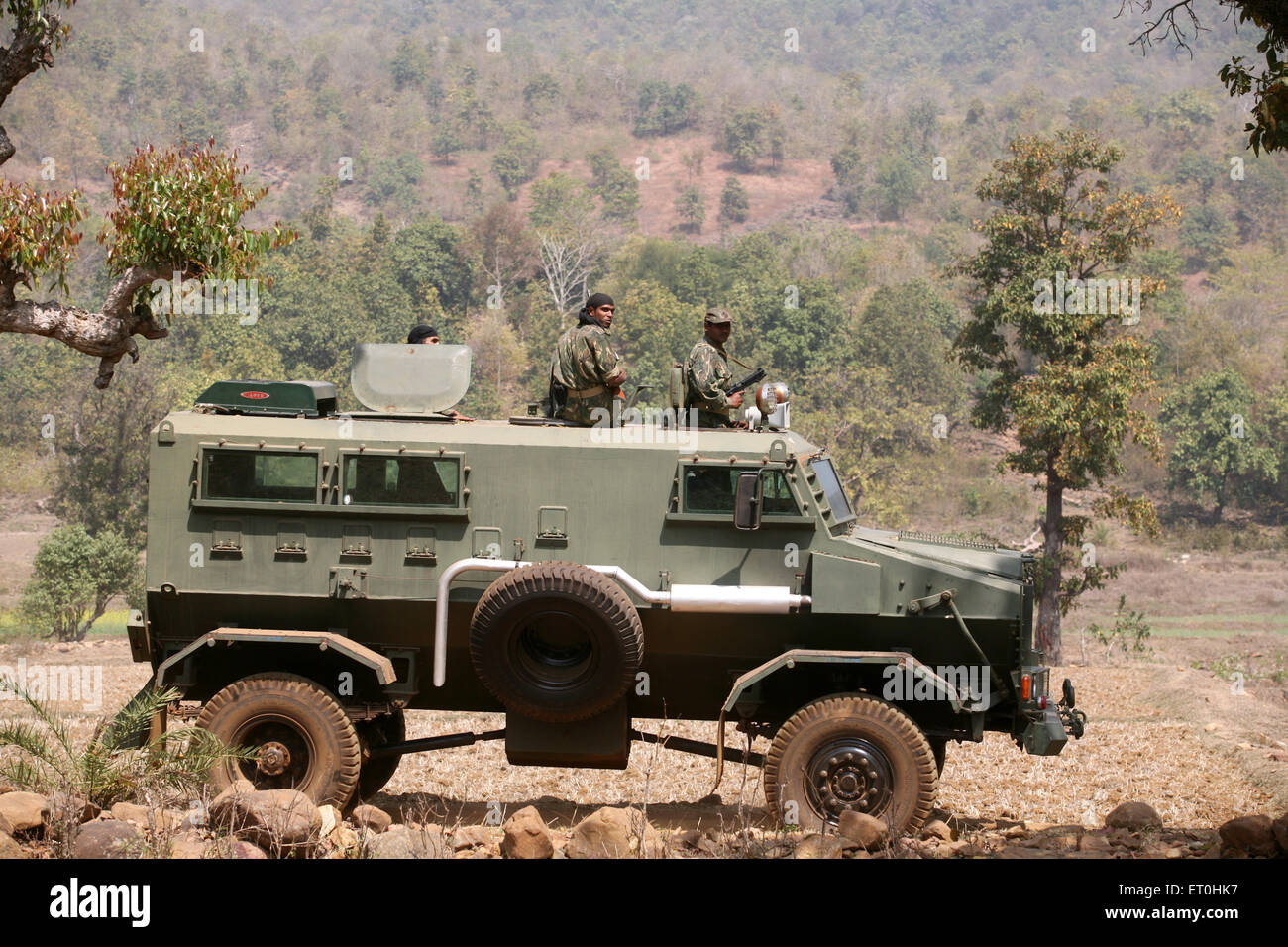 Polizia della riserva centrale militare CRPF soldato con caccia alle armi alla ricerca di nassaliti nella zona forestale di Naxal Ranchi Jharkhand India Asia Foto Stock