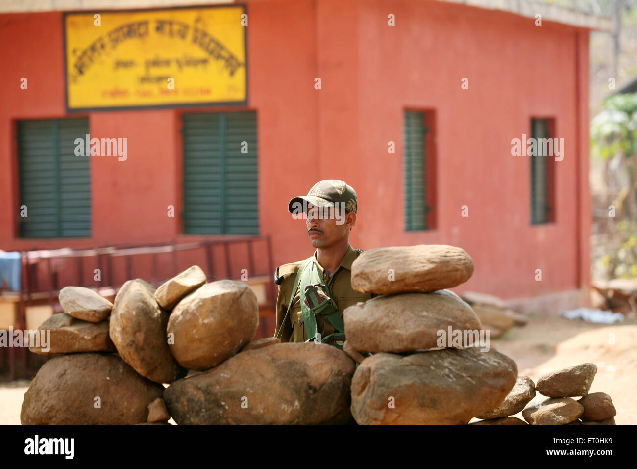 Polizia della riserva centrale militare CRPF soldato con caccia alle armi alla ricerca di nassaliti nella zona forestale di Naxal Ranchi Jharkhand India Asia Foto Stock