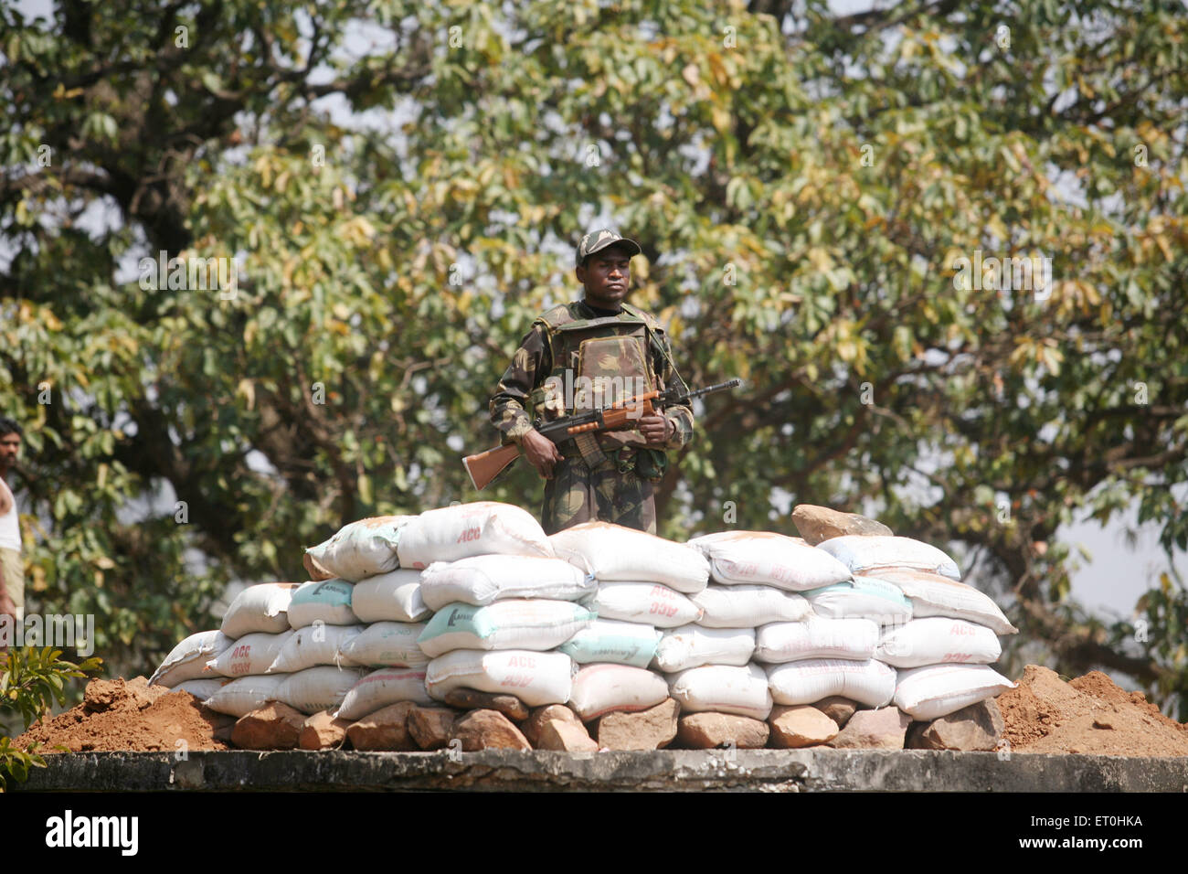 Polizia della riserva centrale militare CRPF soldato con caccia alle armi alla ricerca di nassaliti nella zona forestale di Naxal Ranchi Jharkhand India Asia Foto Stock