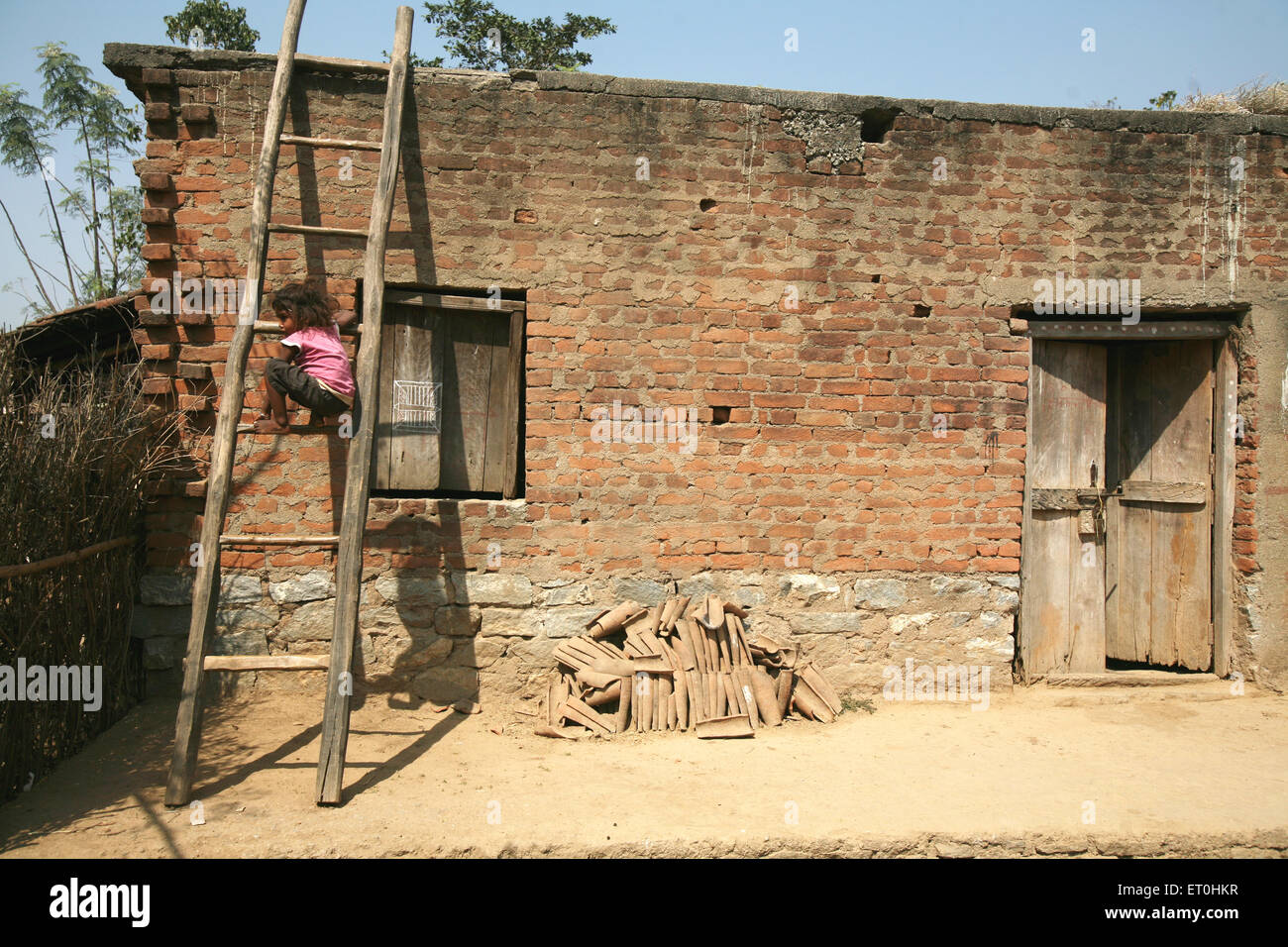 Indiano rurale bambino scala arrampicata casa villaggio, Ranchi, Jharkhand, India, vita indiana Foto Stock