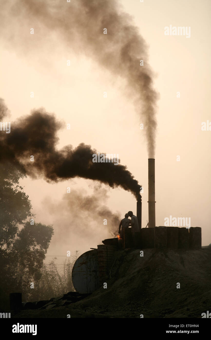 Fabbrica di catrame fumo nero, Jamshedpur, Jharkhand, India, vita indiana Foto Stock