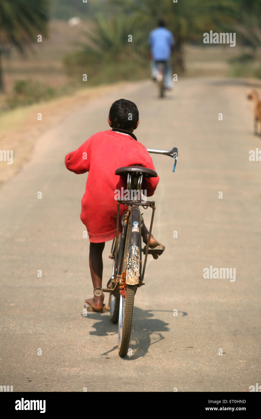 Ragazzo pedalando ciclo, Jamshedpur, Jharkhand, India, vita indiana Foto Stock