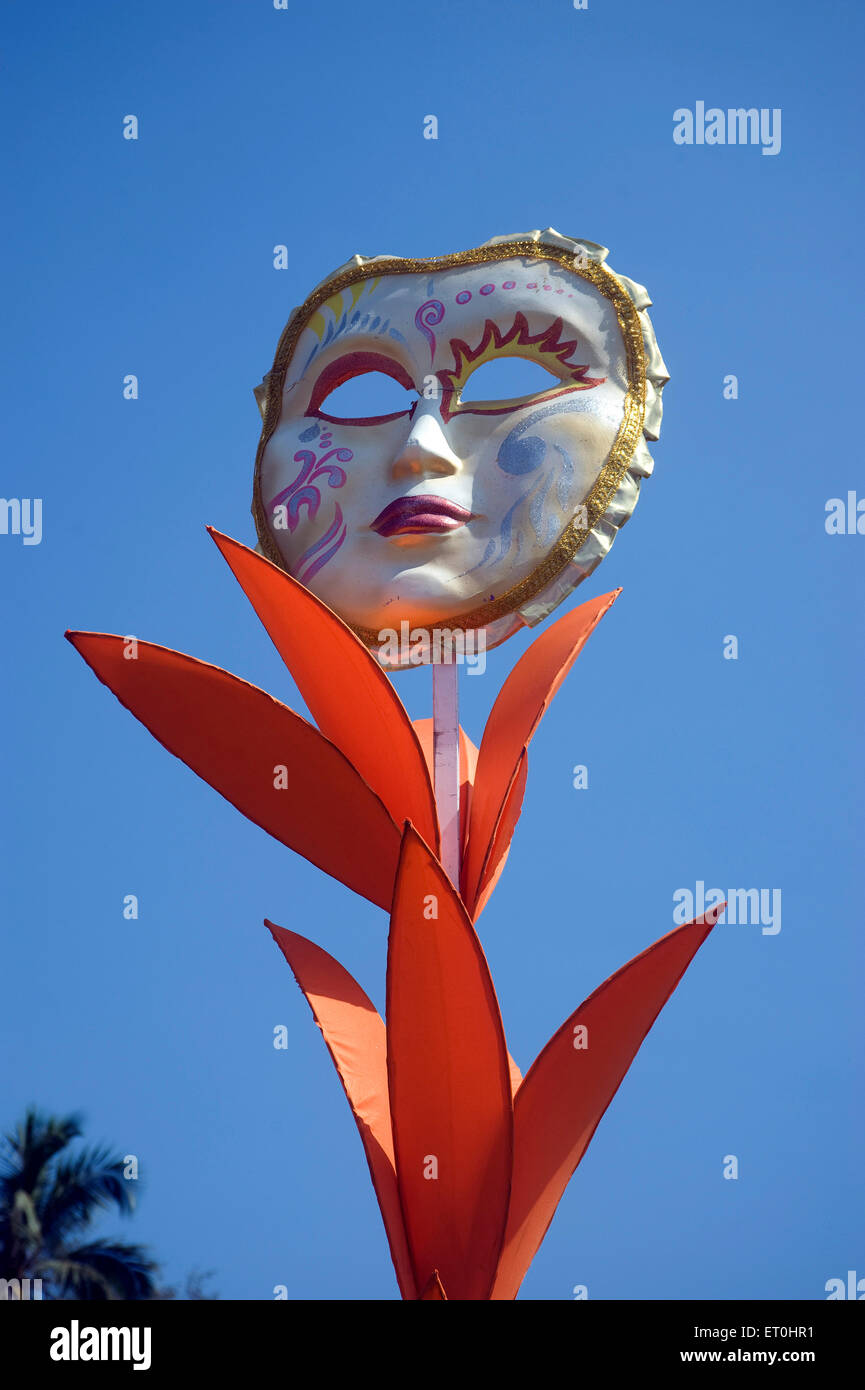 Maschera colorata decorazione sulla strada della spiaggia Miramar Panaji Goa India Asia Foto Stock