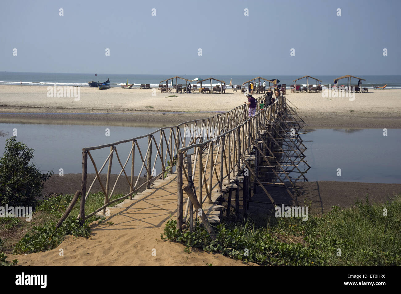 Traversata turistica ponte di legno in spiaggia Mandrem a Goa in India Asia Foto Stock