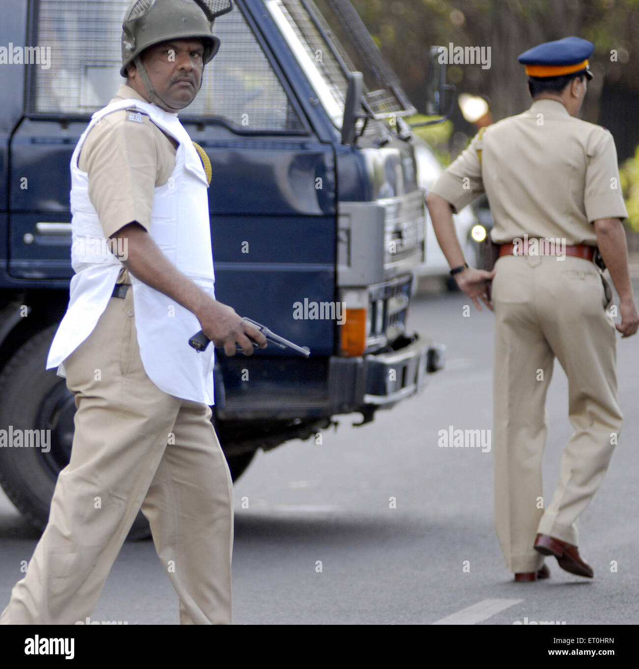 Pistola di polizia ; casco bullet proof camicia combattimenti Deccan Mujahideen terrorista (Oberoi Trident hotel) Nariman Point ; Mumbai Foto Stock