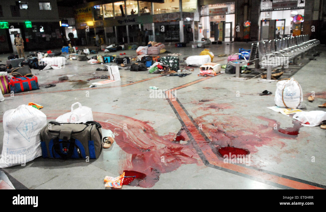 Lasciare i bagagli e macchie di sangue del terrore attacco da Deccan Mujahideen i terroristi in stazione CST ; Bombay Mumbai Foto Stock