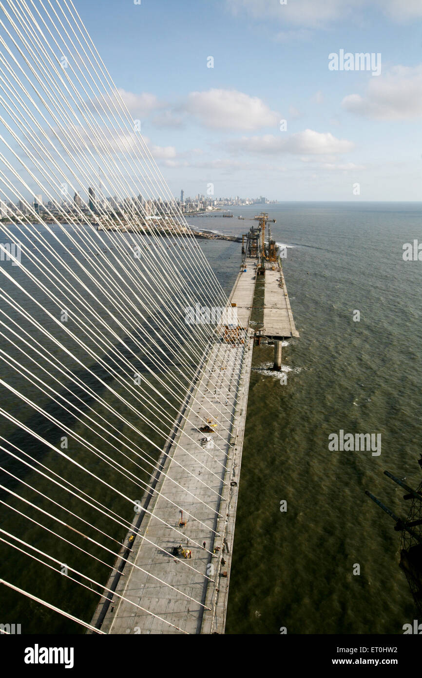 Vista in costruzione Bandra Worli mare carreggiata di collegamento ponte strallato ; Bombay Mumbai Foto Stock