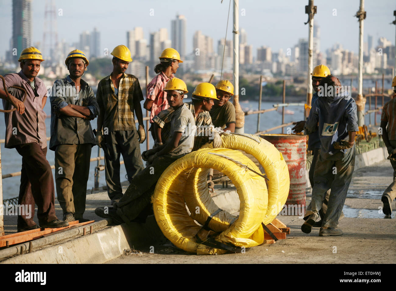 Vista in costruzione Bandra Worli mare carreggiata di collegamento ponte strallato ; Bombay Mumbai Foto Stock