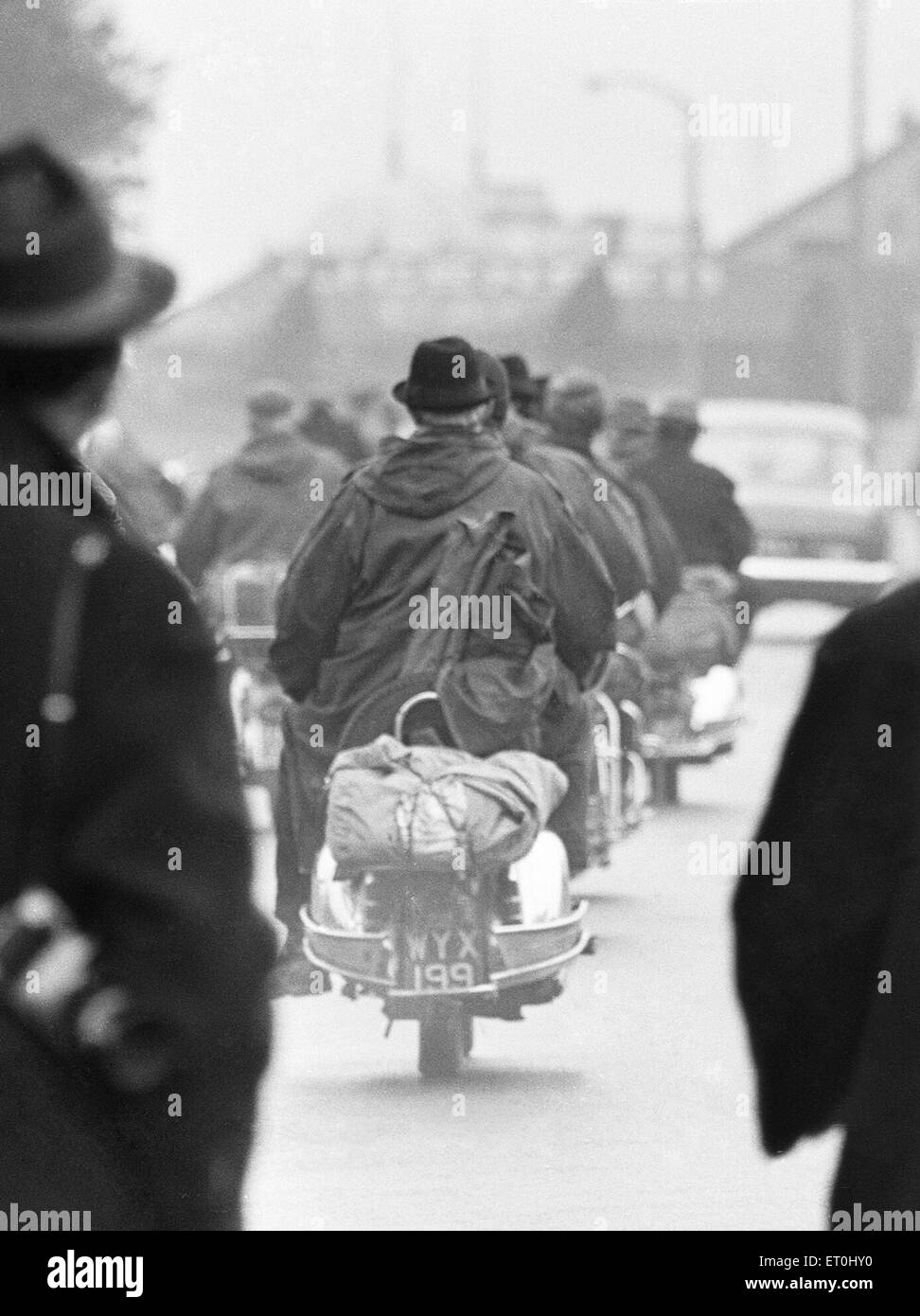 Mods sui loro scooter visto qui lasciando Clacton alla fine del weekend. Oltre il 1964 il week end di Pasqua diversi tafferugli tra mods e Rockers scoppiò in Essex cittadina sul mare. Il 30 marzo 1964 Foto Stock