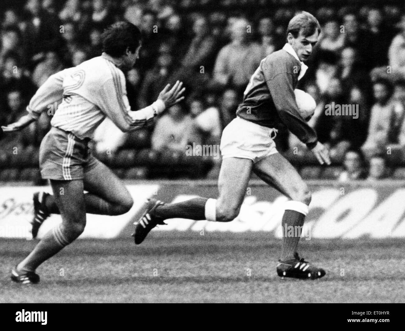 Il Galles 9-15 Romania, Rugby Union International, National Stadium di Cardiff, 10 dicembre 1988. Richard Diplock è inseguito da Gheorghe ione. Foto Stock
