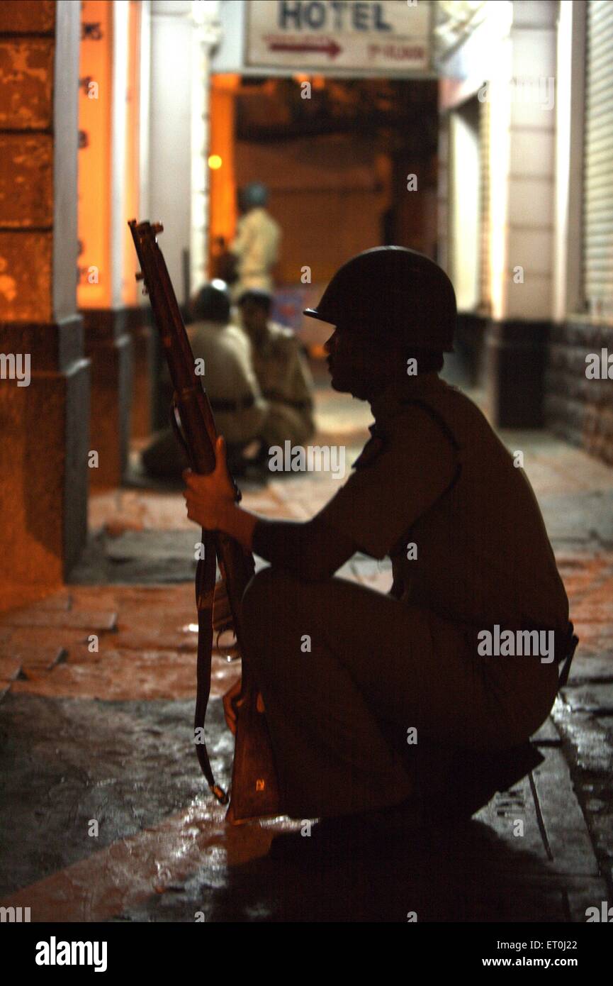 Polizia con armi in carica, Taj Mahal, attacco di 2008 Mumbai, attacco terroristico, attacco terroristico, Bombay, Mumbai, Maharashtra, India, 26 novembre 2008 Foto Stock