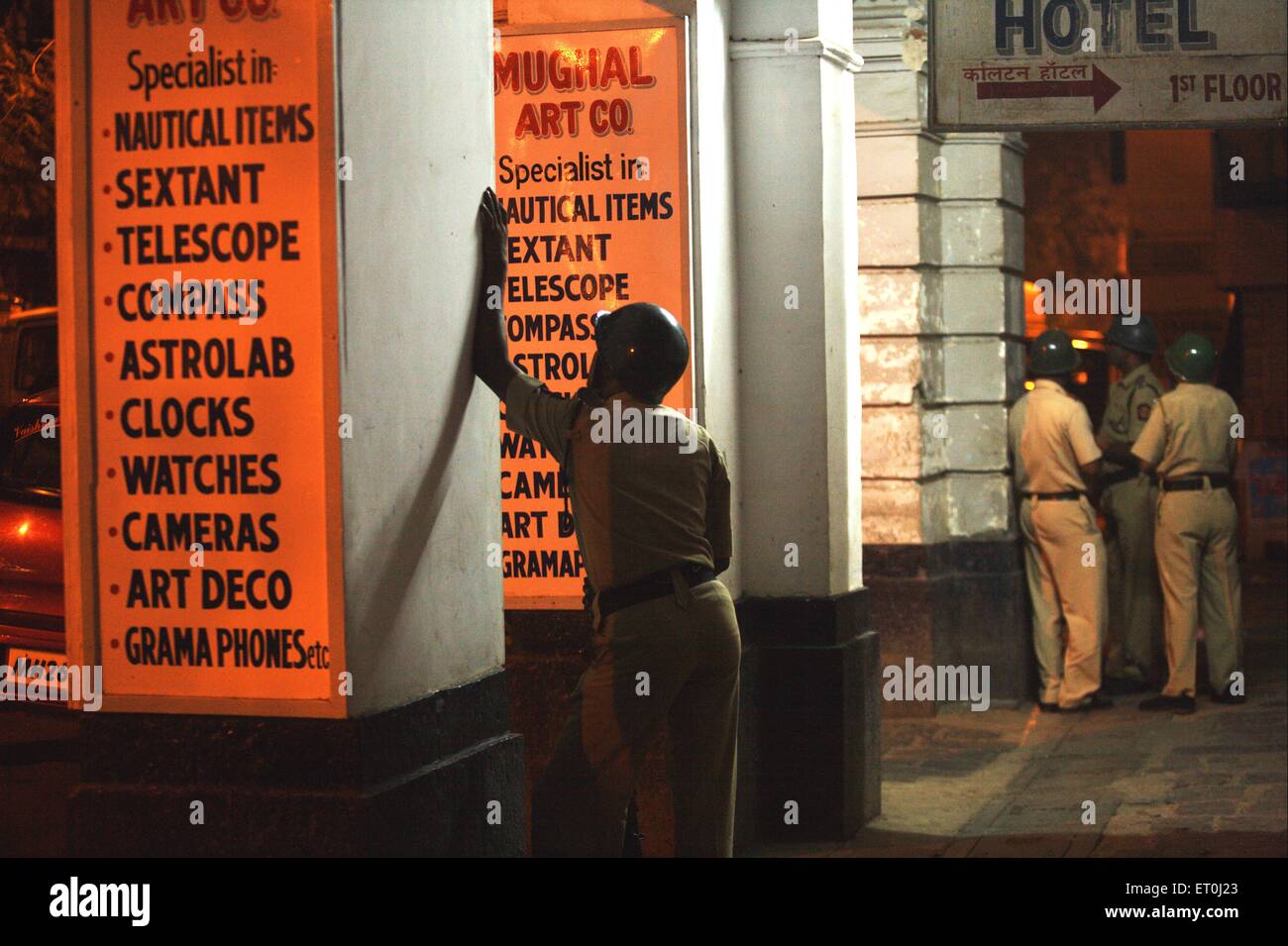 Poliziotti in guardia, Taj Mahal hotel, 2008 attacco di Mumbai, attacco terroristico, attacco terroristico, Bombay, Mumbai, Maharashtra, India, 26 - Novembre - 2008 Foto Stock