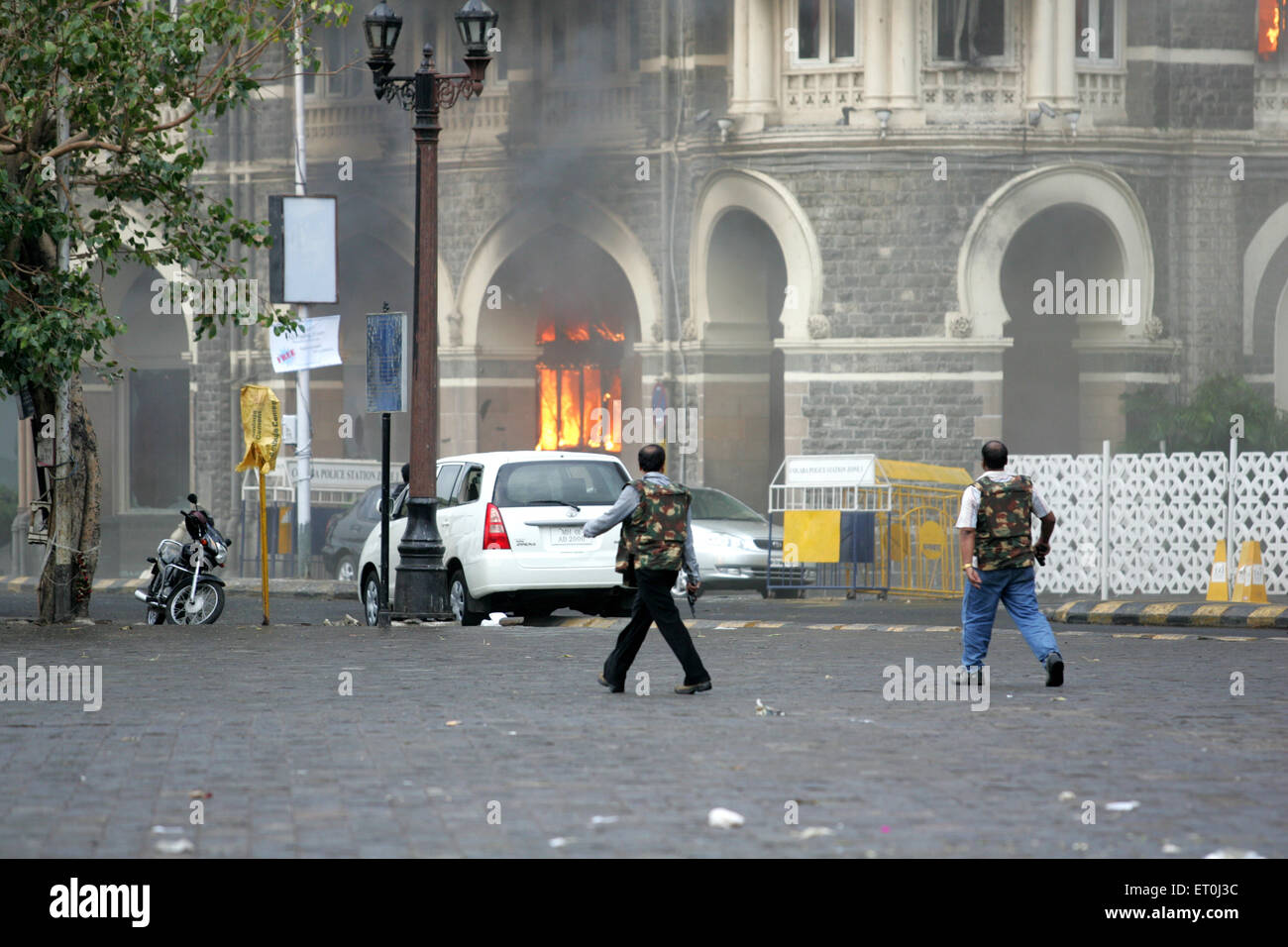Emette fumo dal Taj Mahal Hotel durante attacco terroristico ; Mumbai Bombay ; Maharashtra ; India 29 Novembre 2008 Foto Stock
