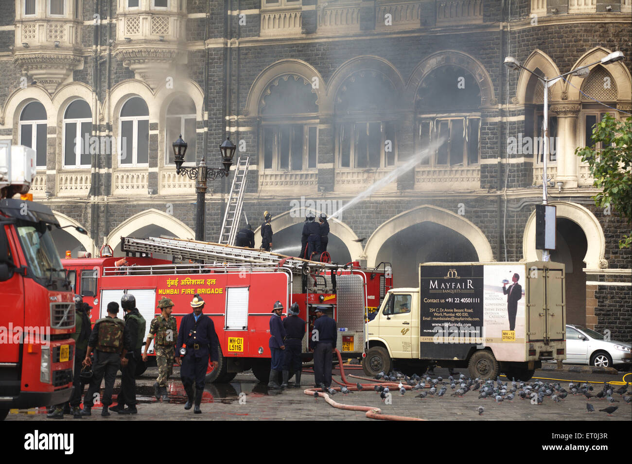 Gli agenti dei vigili del fuoco mettendo fuori fuoco al Taj Mahal hotel bruciato dai terroristi attacco Mumbai Bombay ; Maharashtra ; India Foto Stock