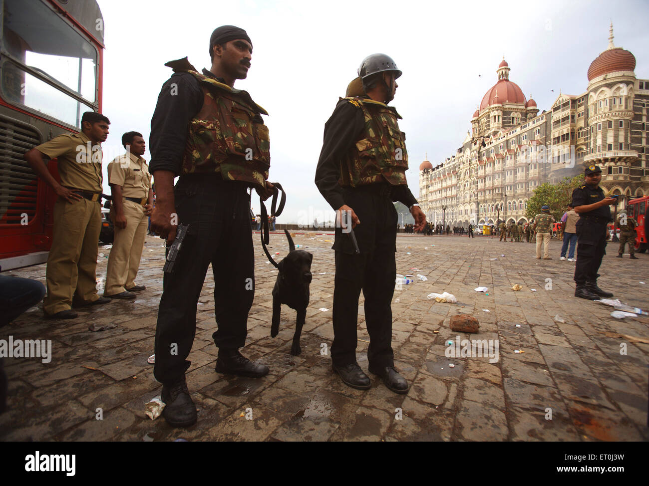 La sicurezza nazionale guardie commandoes NSG cani e personale di polizia Taj Mahal hotel uccidere terroristi ; Bombay Foto Stock