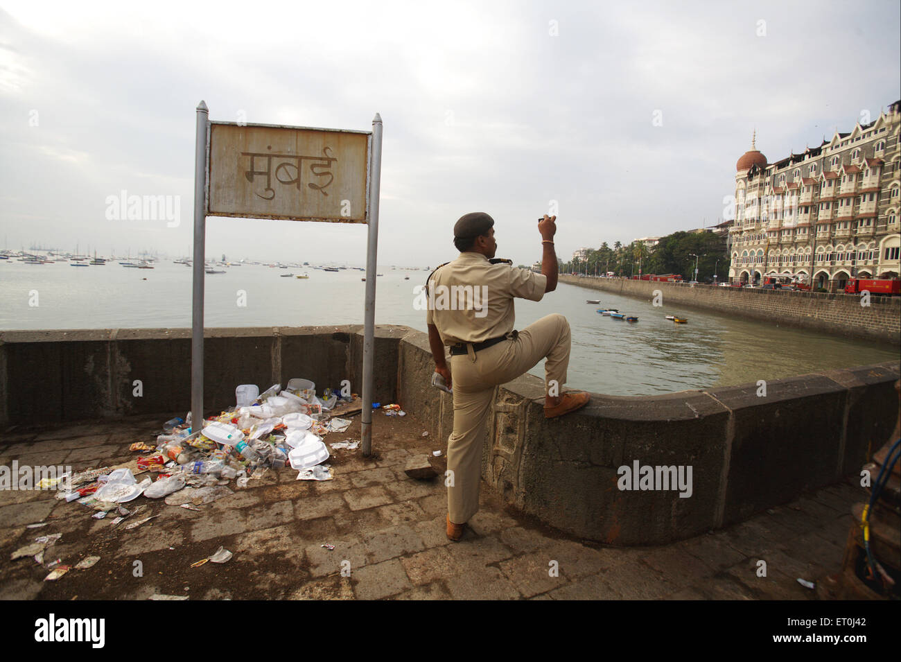 Ufficiale di polizia riprese, Taj Mahal Hotel, 2008 attacco di Mumbai, attacco terroristico, attacco terroristico, Bombay, Mumbai, Maharashtra, India, 26th novembre 2008 Foto Stock
