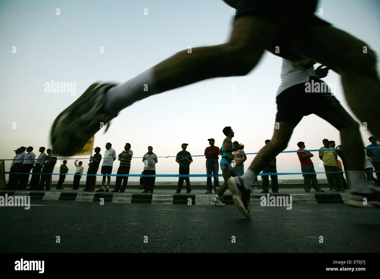 I partecipanti eseguono durante la maratona organizzata a Bombay ora Mumbai ; Maharashtra ; India Foto Stock