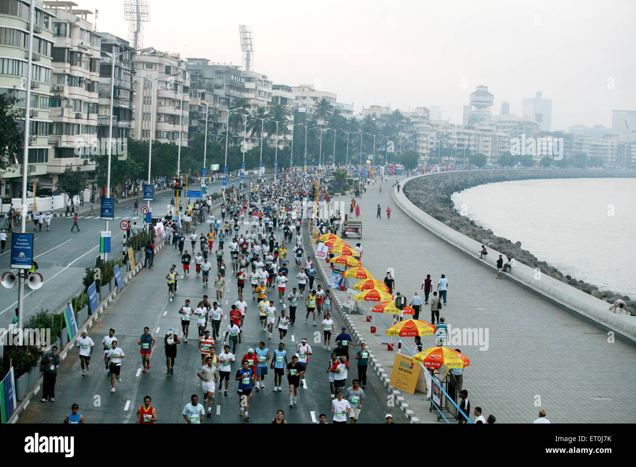 Corridori della maratona su Marine Drive Mumbai India Maharashtra Foto Stock