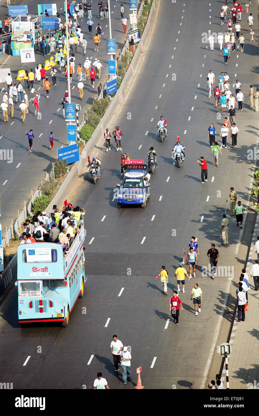 Migliori chiamato bus come Vibhavari portando il personale dei media che copre la maratona di Mumbai presso la Queen's collana in Nariman Point Mumbai Foto Stock